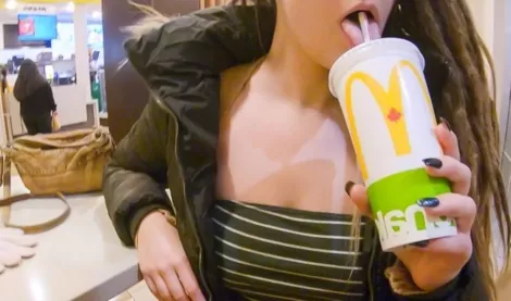 Умудрился выебать подругу прямо в McDonald's